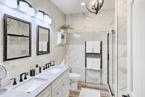 een witte badkamer met een douche en een toilet bij Convenient Fairbanks Guest Suite with Grill! in Fairbanks