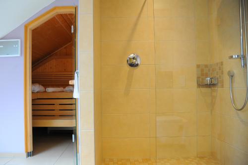 a shower stall in a bathroom with a bed at Hotelanlage Starick in Lübbenau