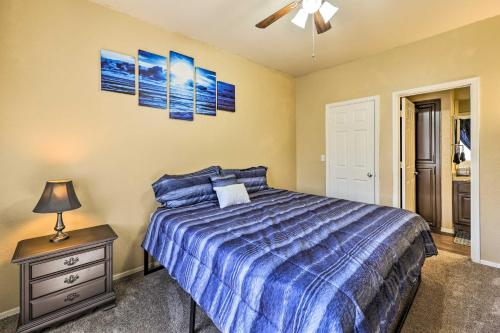 1 dormitorio con 1 cama y 1 mesa con lámpara en Scottsdale Condo with Pool Access, 11 Mi to Old Town, en Scottsdale