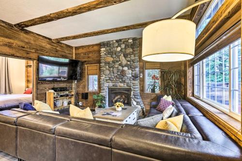 TV a/nebo společenská místnost v ubytování 1 Mi to Commons Beach Tahoe City Getaway!
