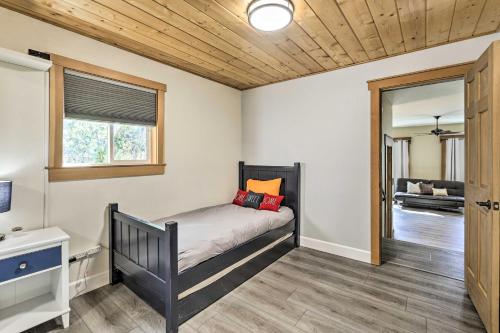 um quarto com uma cama e uma janela em Tahoe City Getaway about 1 Mi to Commons Beach! em Tahoe City