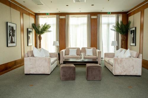 a living room with two chairs and a table at Hotel Inglaterra - Charme & Boutique in Estoril