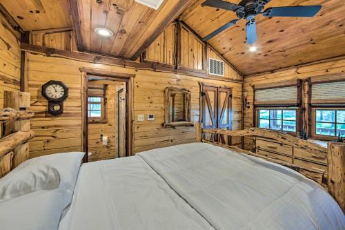 ein Schlafzimmer mit einem großen Bett in einem Zimmer mit Holzwänden in der Unterkunft NEW The Deer Cabin Peaceful Refuge in East Texas in Ben Wheeler