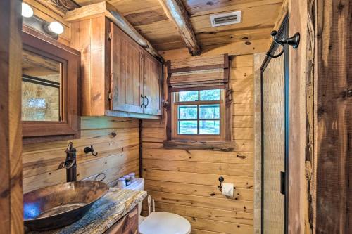 ein Bad mit einem Waschbecken und einem WC in der Unterkunft NEW The Deer Cabin Peaceful Refuge in East Texas in Ben Wheeler