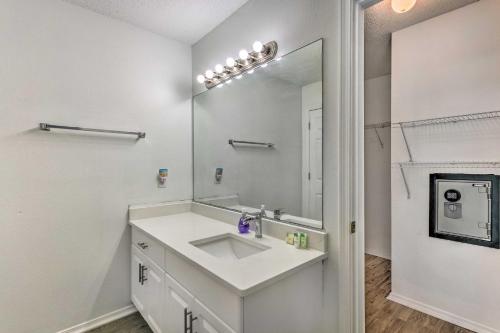 uma casa de banho com um lavatório e um espelho em Bright Pensacola Home with Yard about 6 Mi to Beach em Pensacola