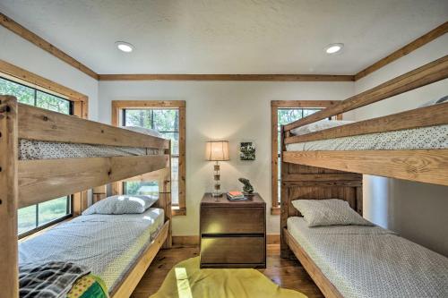 een slaapkamer met 2 stapelbedden en een lamp bij The Bird Cabin Peaceful Refuge in East Texas in Ben Wheeler