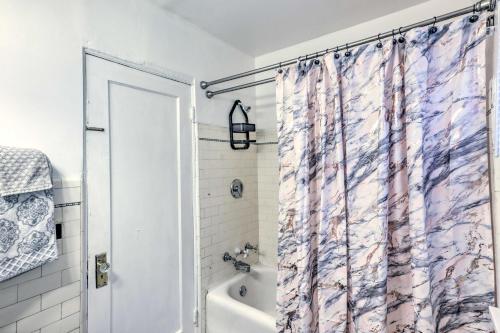 Ванна кімната в Charming Milwaukee Retreat about 5 Mi to Downtown