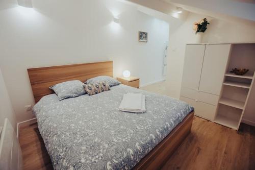 1 dormitorio con 1 cama con ordenador portátil en Appartement de charme, Angers Belle-Beille, en Angers