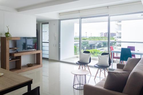een woonkamer met een bank, stoelen en een tafel bij 5* 1H Morros Mar y Ciénaga. Wifi Piscina. Cocina in Cartagena