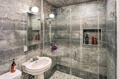 een badkamer met een glazen douche en een wastafel bij Jewett Gem with Charcoal Grill and Mountain Views in Jewett