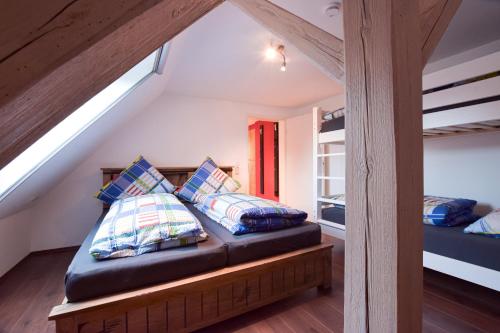 een kamer met 2 bedden op een zolder bij Premium Style in Günzburg
