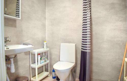 Baño pequeño con aseo y lavamanos en Cozy Apartment In Frjestaden With Wifi, en Färjestaden