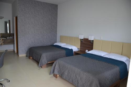 een hotelkamer met 2 bedden in een kamer bij HOTEL MONARCA in Ciudad Victoria