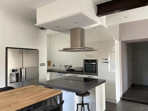 une cuisine avec un comptoir noir dans une pièce dans l'établissement Appartement agréable proche de toutes commodités, à Morières-lès-Avignon