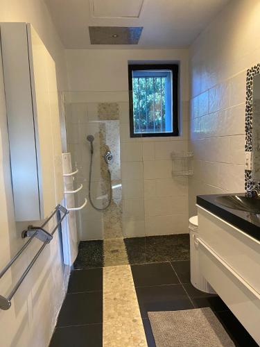 une salle de bain avec une douche avec une porte vitrée dans l'établissement Appartement agréable proche de toutes commodités, à Morières-lès-Avignon