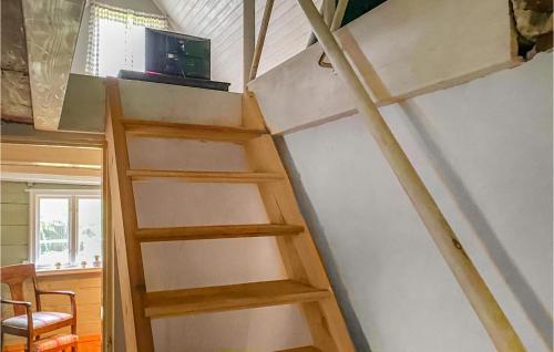 a staircase in a tiny house with a ceiling at 3 Bedroom Cozy Home In Lärbro in Lärbro