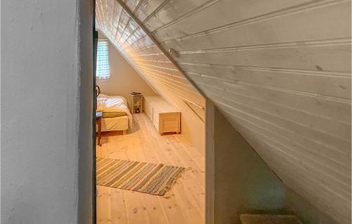 uma vista para um quarto com uma cama e um sótão em 3 Bedroom Amazing Home In Lrbro em Lärbro