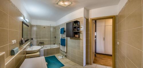 Un baño con lavabo, inodoro y bañera. en Budapest Top Apartment with Private 90 sqm Rooftop, Free Parking and Air Condition, en Budapest