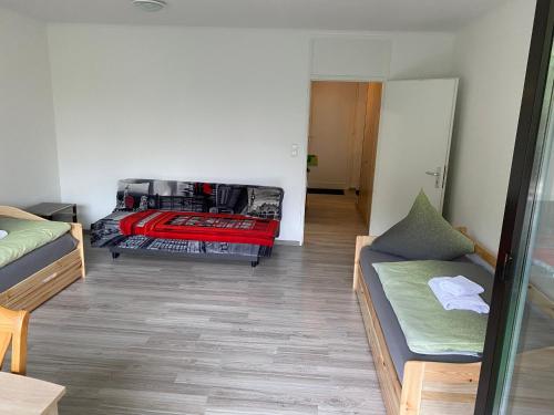 ハノーファーにあるApartment Hannover Messeのベッドとソファが備わる部屋