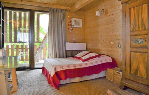 um quarto com uma cama e uma grande janela em Lovely Home In Mittelbergheim With Kitchen em Mittelbergheim