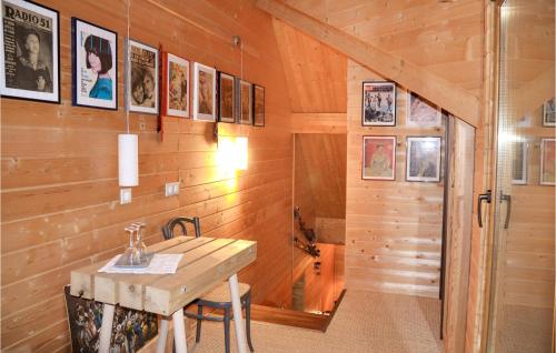 um quarto com uma parede de madeira e uma mesa de madeira em Lovely Home In Mittelbergheim With Kitchen em Mittelbergheim