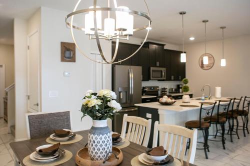 B - New 4 Bedroom Home - 5 Miles to Disney - Free Water Park - Private Pool photo 72