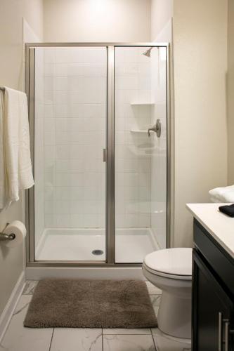 B - New 4 Bedroom Home - 5 Miles to Disney - Free Water Park - Private Pool photo 102