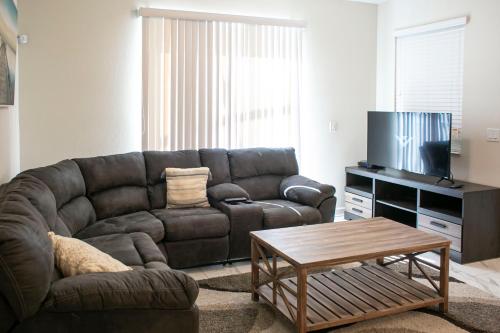 B - New 4 Bedroom Home - 5 Miles to Disney - Free Water Park - Private Pool photo 68