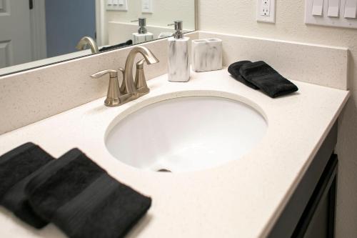 B - New 4 Bedroom Home - 5 Miles to Disney - Free Water Park - Private Pool photo 109