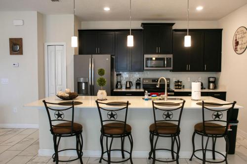 B - New 4 Bedroom Home - 5 Miles to Disney - Free Water Park - Private Pool photo 75