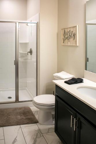 B - New 4 Bedroom Home - 5 Miles to Disney - Free Water Park - Private Pool photo 112