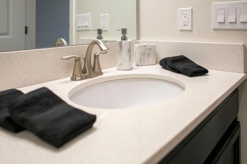 B - New 4 Bedroom Home - 5 Miles to Disney - Free Water Park - Private Pool photo 113