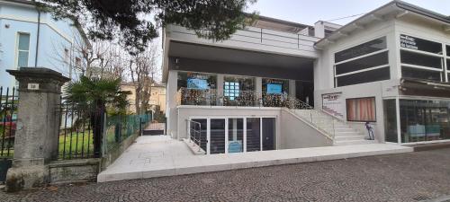 a white house with a gate and a fence at Appartamento Tra Cielo e Mare Cesenatico in Cesenatico