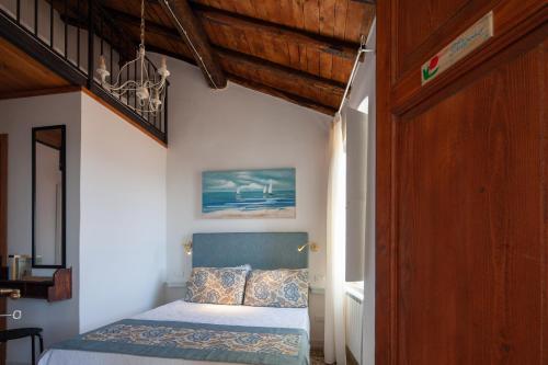 sypialnia z łóżkiem z niebieską głową w obiekcie Pietrantica - Affittacamere con giardino NUOVA APERTURA a Trebiano -CITR w mieście Trebiano
