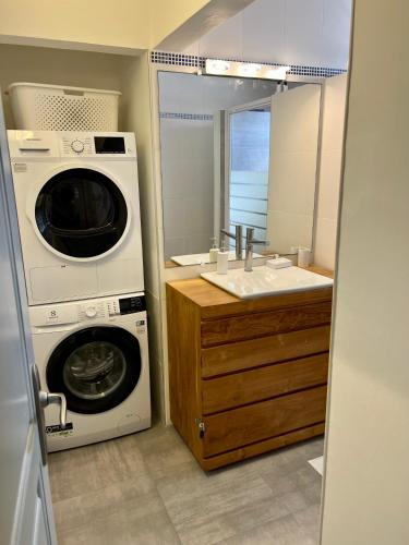 a laundry room with a washing machine and a sink at Marina Hill Appartement vue mer in Le Gosier
