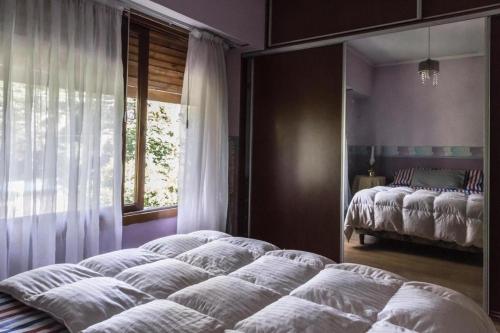 Tempat tidur dalam kamar di Elena Suites