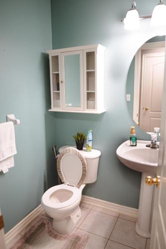 un baño con inodoro y lavabo en The Khan Villa, en Whitby