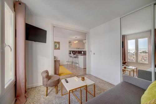 un salon avec un canapé et une table dans l'établissement Le Louvre Top Floor, à Cannes