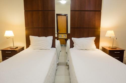 Katil atau katil-katil dalam bilik di Ibituruna Center Hotel