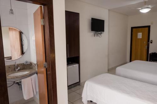 Katil atau katil-katil dalam bilik di Ibituruna Center Hotel