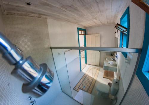 an overhead view of a bathroom with a glass shower at Ville Real Hotel in Santo Antônio do Leite
