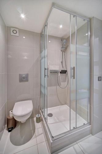 une salle de bain avec douche et toilettes dans l'établissement Le Louvre Top Floor, à Cannes