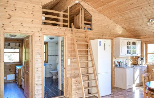 een tiny house met een trap in een keuken bij Beautiful Home In Os With Kitchen 
