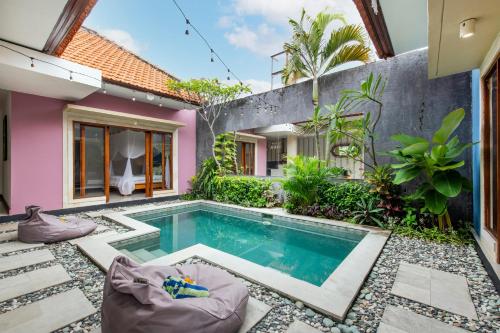 una piscina nel cortile di una casa di VILLA SCARLET a Seminyak
