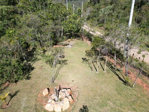 an aerial view of a backyard with a fire pit at CHALÉS LUAR DO PICO in Santo Antônio do Pinhal
