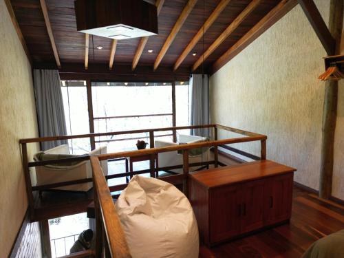 a room with two bunk beds and a window at CHALÉS LUAR DO PICO in Santo Antônio do Pinhal