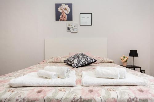 um quarto com uma cama com duas toalhas em La Gioiosa - Top Location - Modern Apartment Near Metro Bengasi em Turim