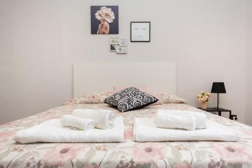 a bedroom with a bed with two towels on it at La Gioiosa - Top Location - Modern Apartment Near Metro Bengasi in Turin