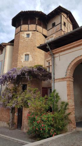 un bâtiment avec un bouquet de fleurs devant dans l'établissement La tour du Griffoul, à Gaillac