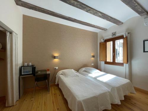 チュリリャにあるCasa La Barandaのベッドルーム1室(ベッド1台、デスク、窓付)